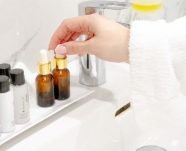 Twoja pierwsza kuracja kwasami: prosty plan pielęgnacji krok po kroku (bez podrażnień)