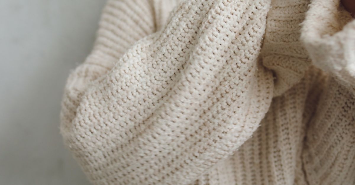 Gruby sweter w roli głównej: 12 pomysłów na stylizacje, które wyglądają lekko i modnie