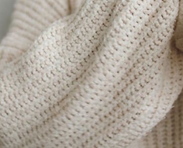 Gruby sweter w roli głównej: 12 pomysłów na stylizacje, które wyglądają lekko i modnie