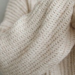 Gruby sweter w roli głównej: 12 pomysłów na stylizacje, które wyglądają lekko i modnie