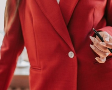 Smart casual bez stresu: jak tworzyć stylizacje, które wyglądają elegancko i na luzie