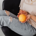Sprytne triki stylizacyjne: jak optycznie wysmuklić masywne uda i czuć się pewnie