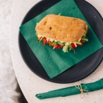 Zdrowe jedzenie w pracy bez wyrzeczeń: proste pomysły na lunch i przekąski na cały tydzień