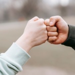 Relacja bez presji: jak budować bliskość w swoim tempie (i bez spiny)